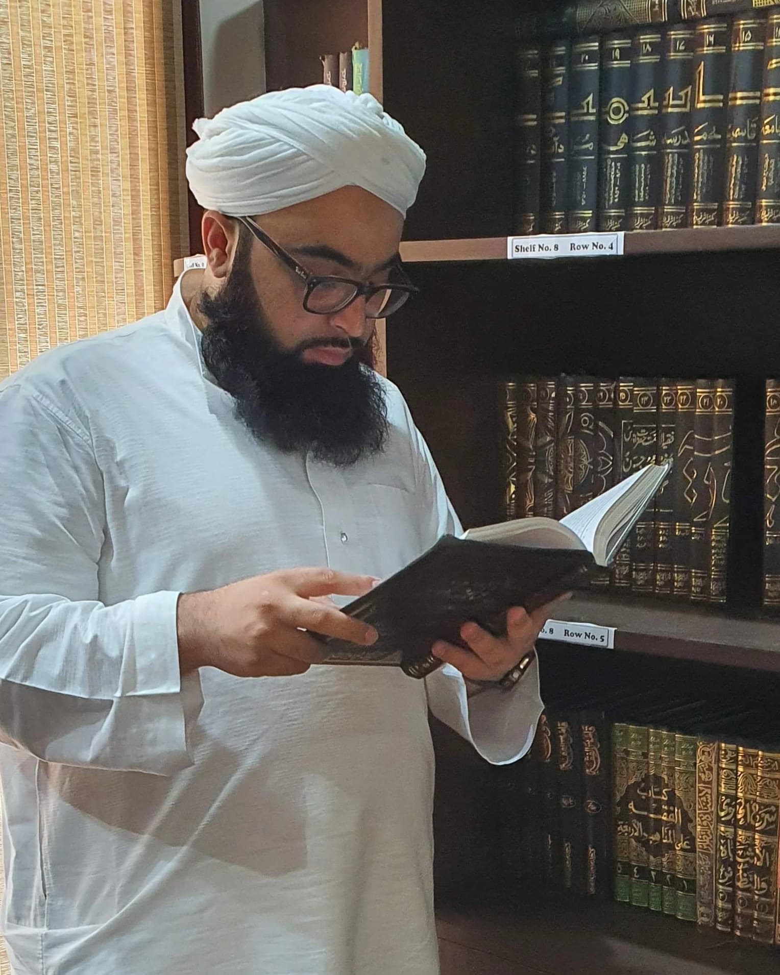 Mufti Mohammad Arbab Shamsi reading in the fatwa library